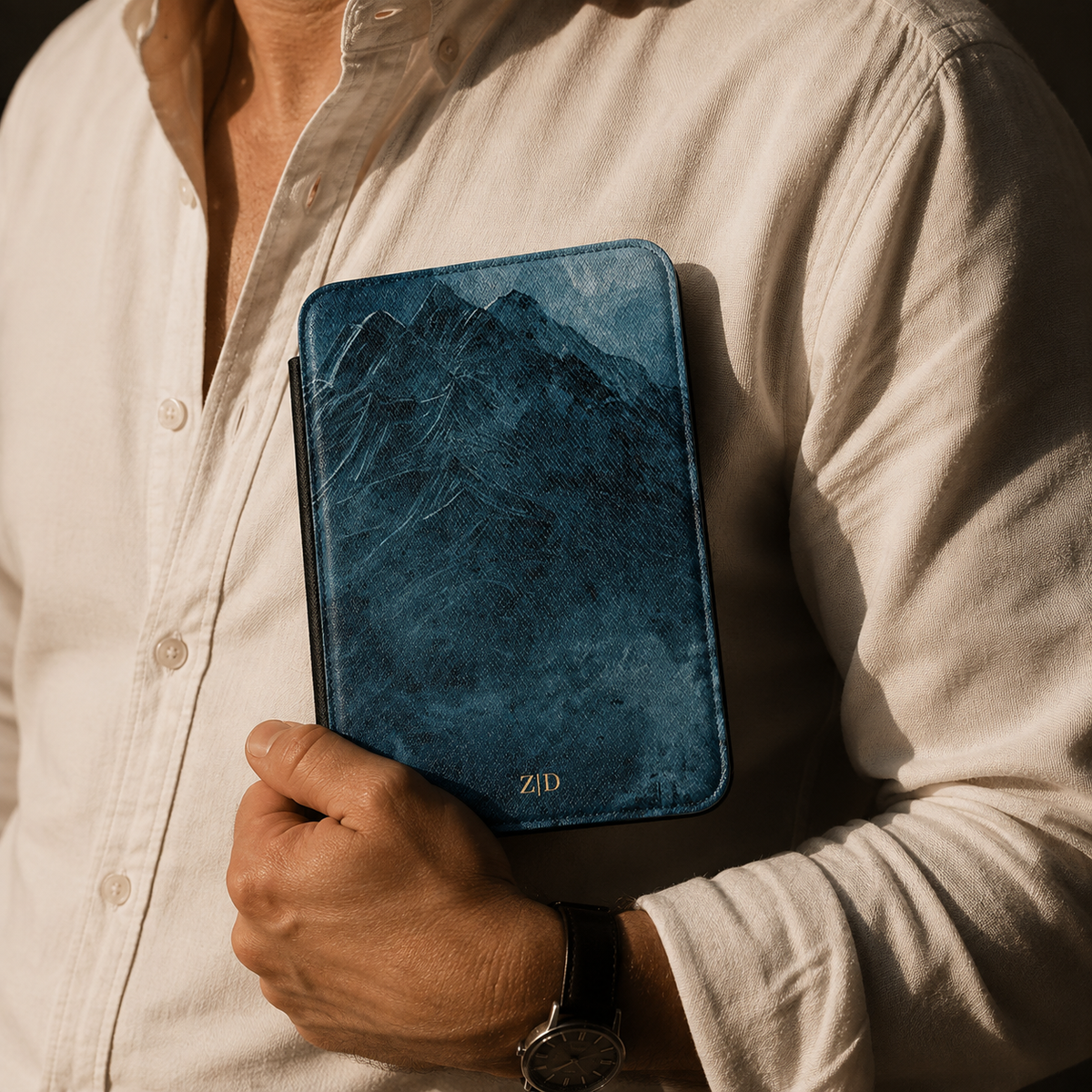 Back cover of the sketched blue mountain personalized Kindle case