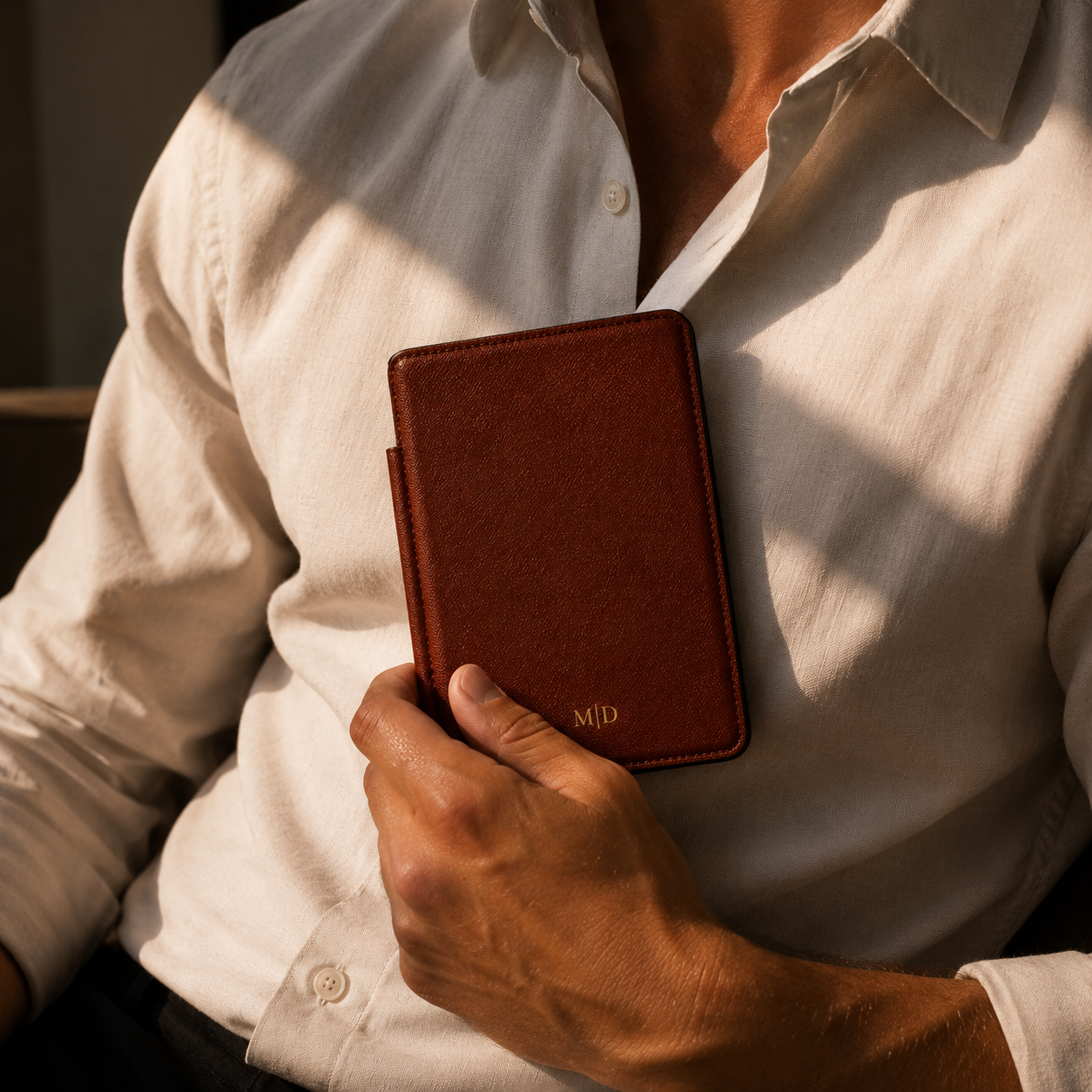 Back cover of the cognac Saffiano leather personalized Kindle case